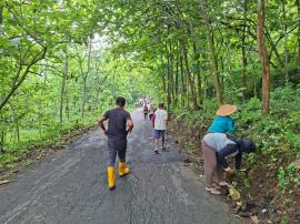 Pamong Kalurahan Ponjong Gelar Kegiatan Jumat Bersih di Jalan Ponjong-Kenteng